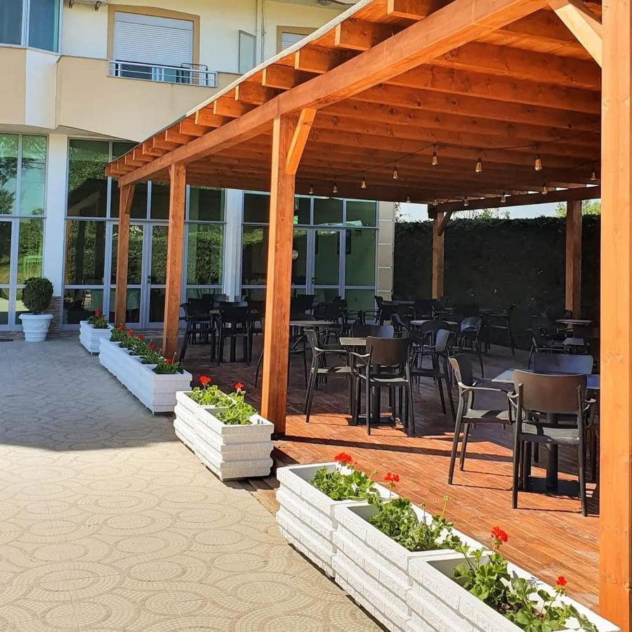 Risus Hotel Golem  Exteriör bild